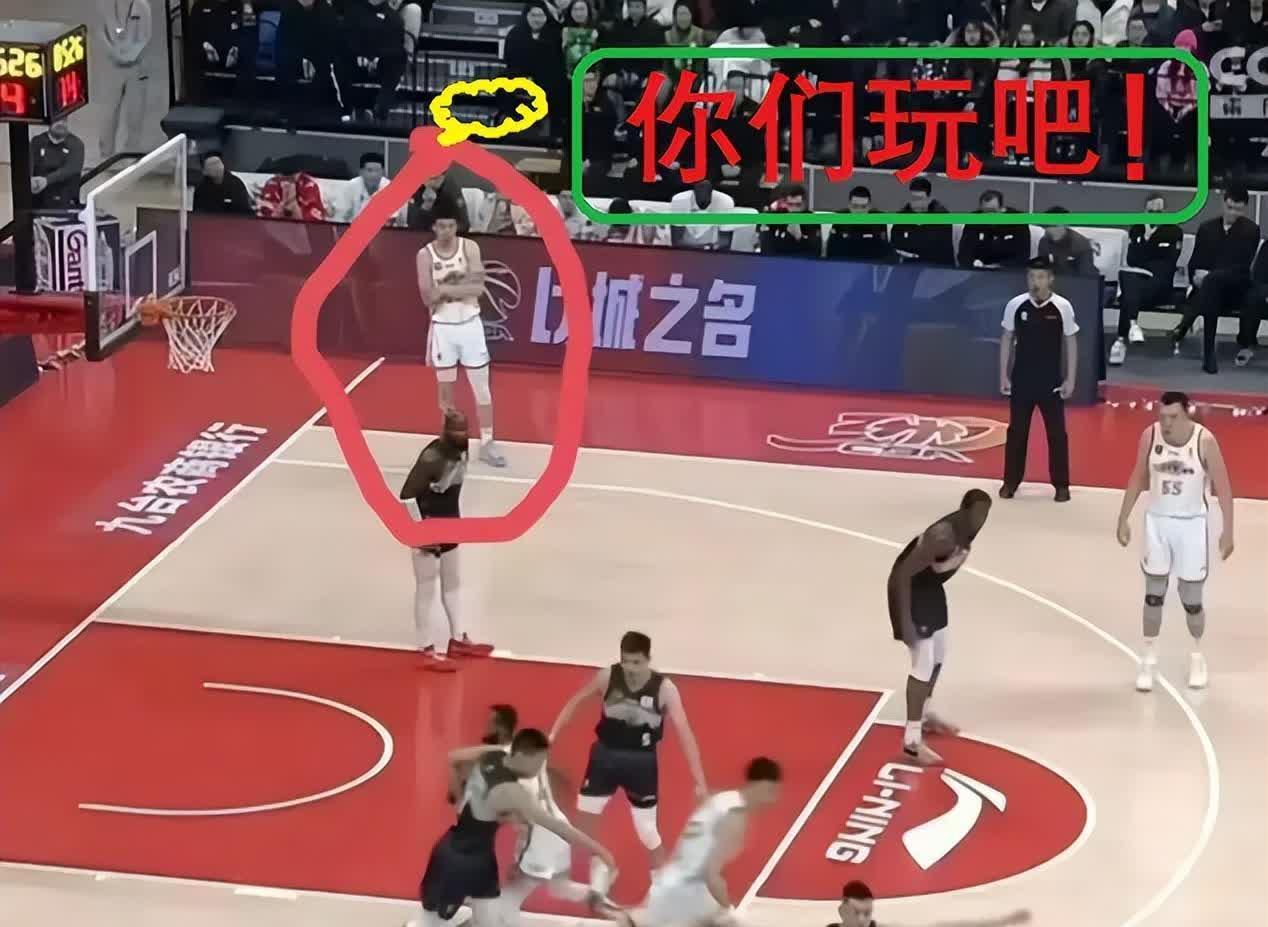 篮球比赛中球队全面压制对手