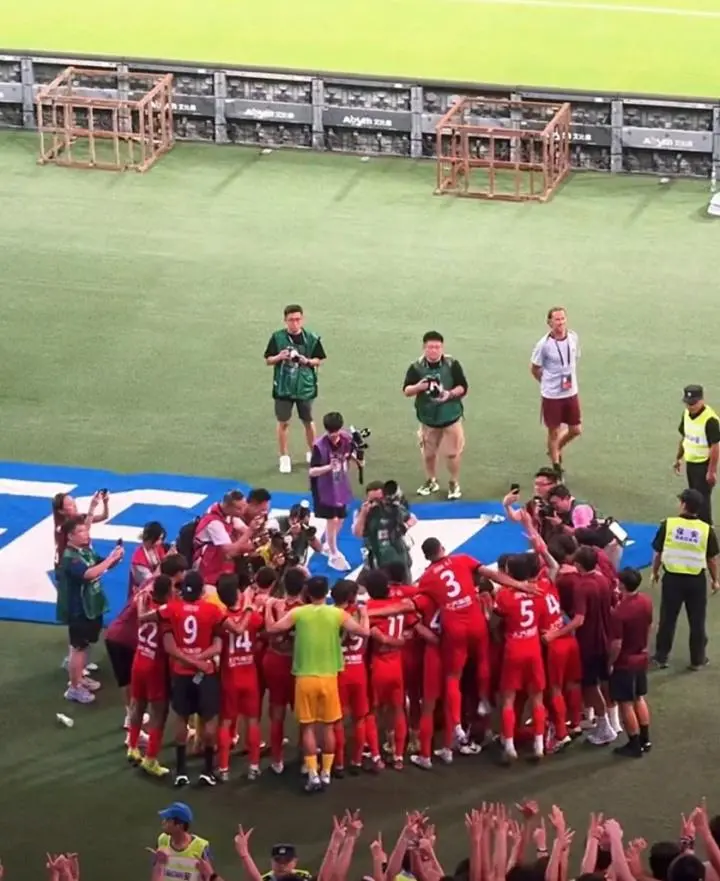 球场上的风云再起，球员们拼尽全力