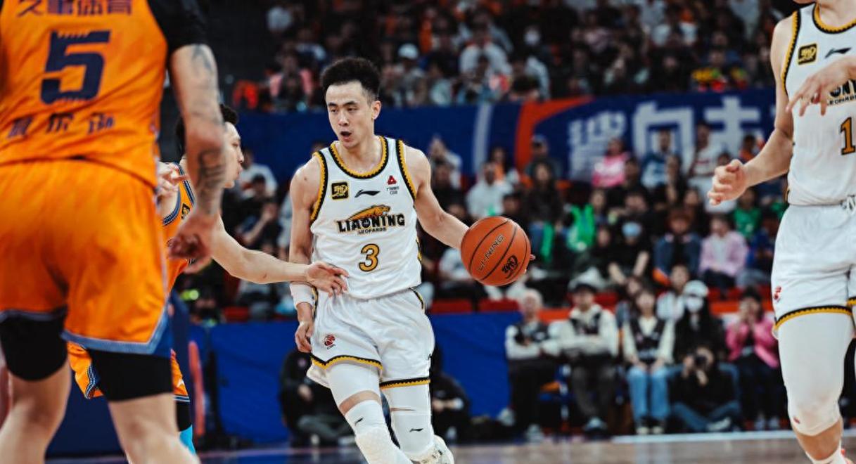 包含上海队缺阵关键球员，教练力图稳固球队阵容的词条