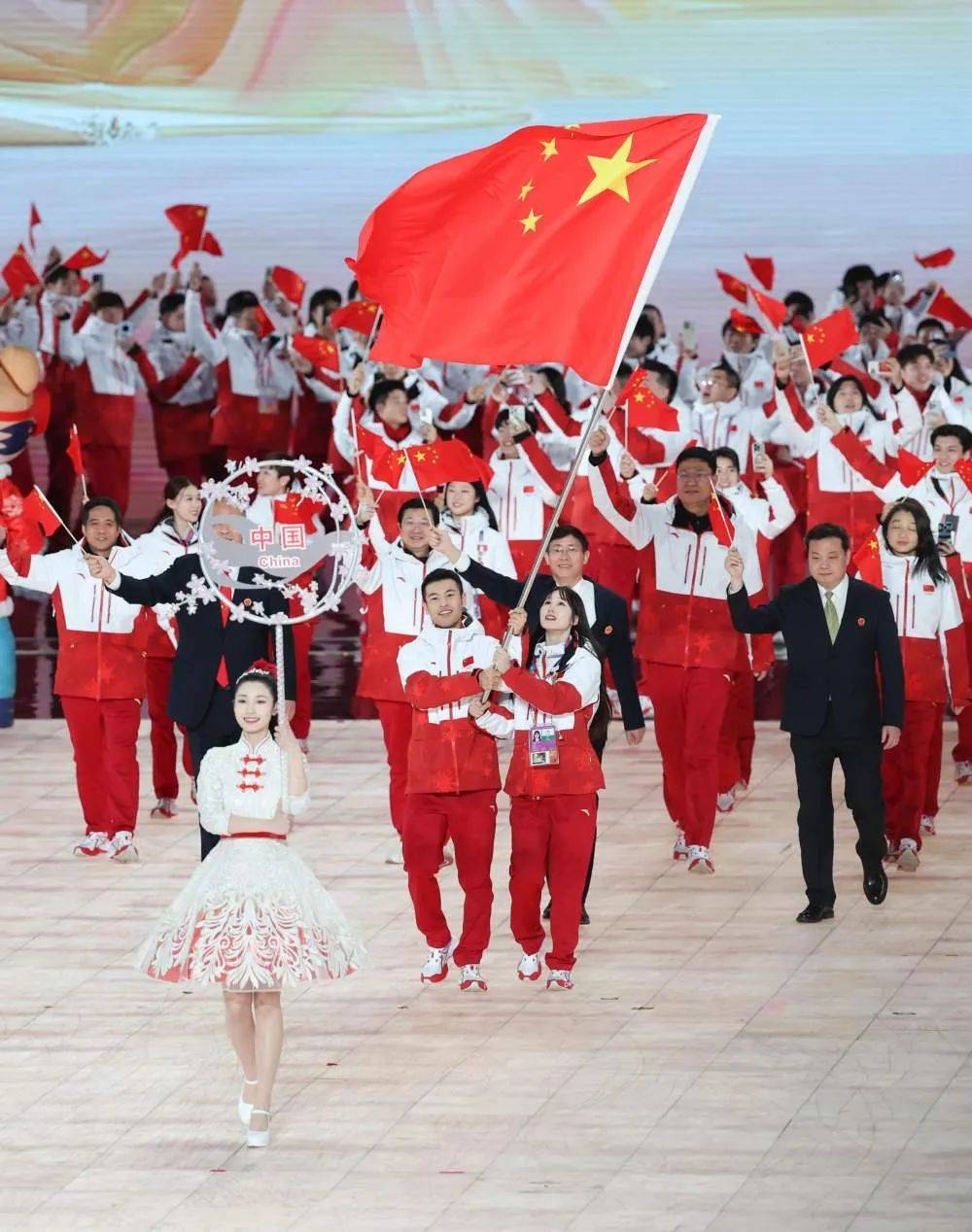 运动员们团结合作，围场内外观众沸腾