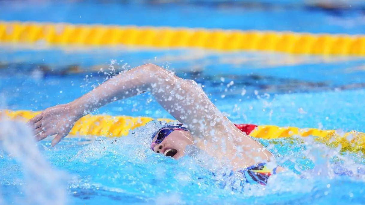 关于游泳比赛澳大利亚选手夺得冠军，刷新纪录的信息