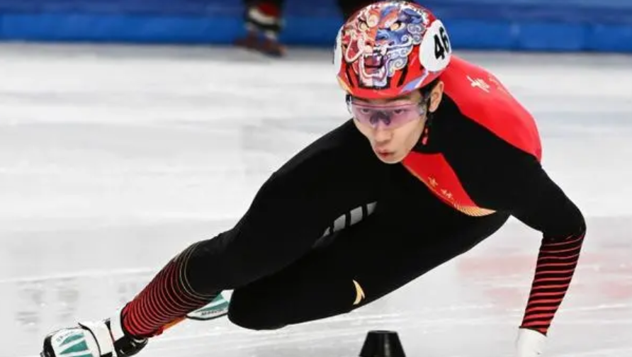短道速滑选手气势如虹，速度惊人