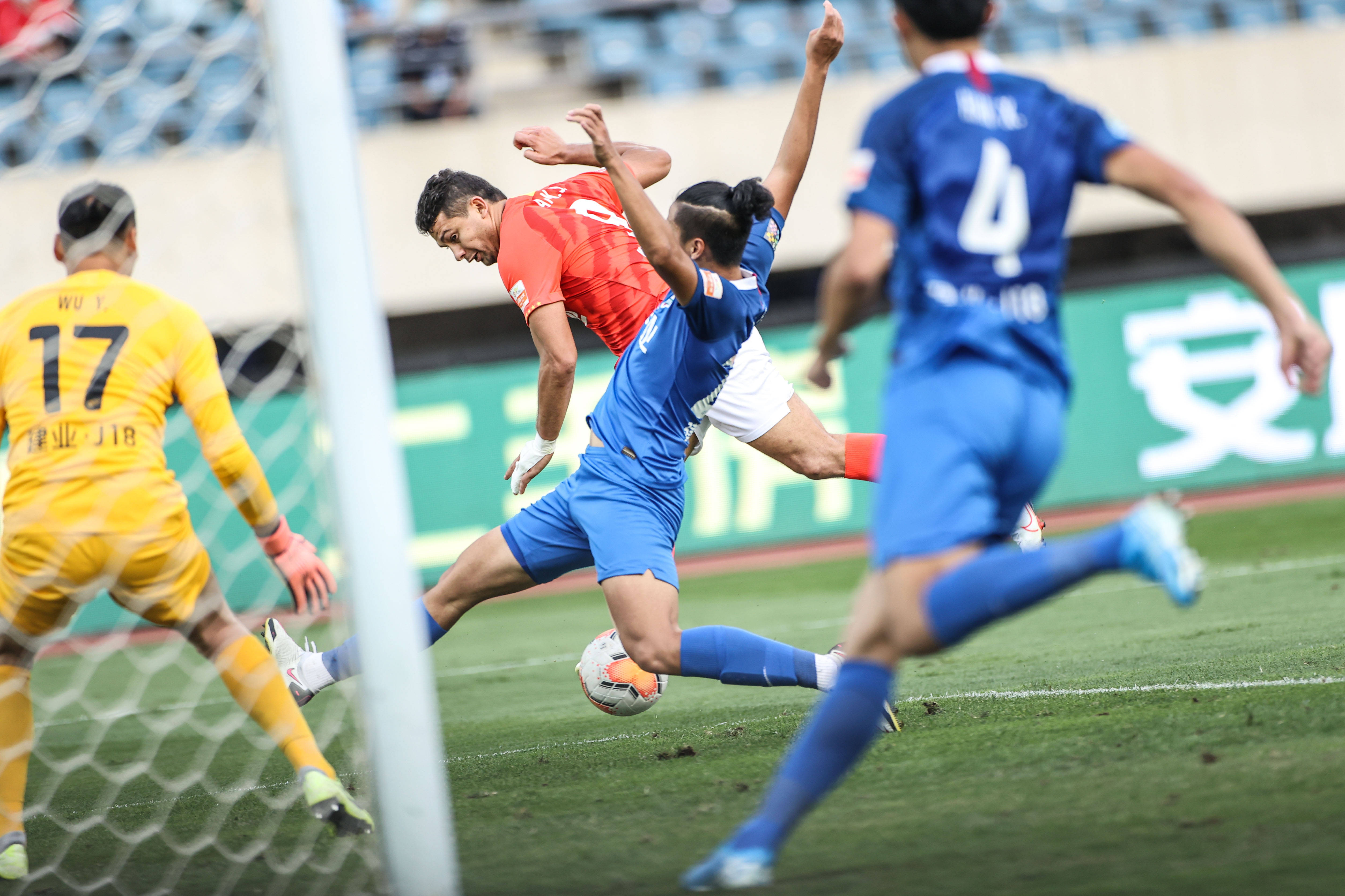 包含广州恒大胜河南建业，取得中超联赛四连胜的词条