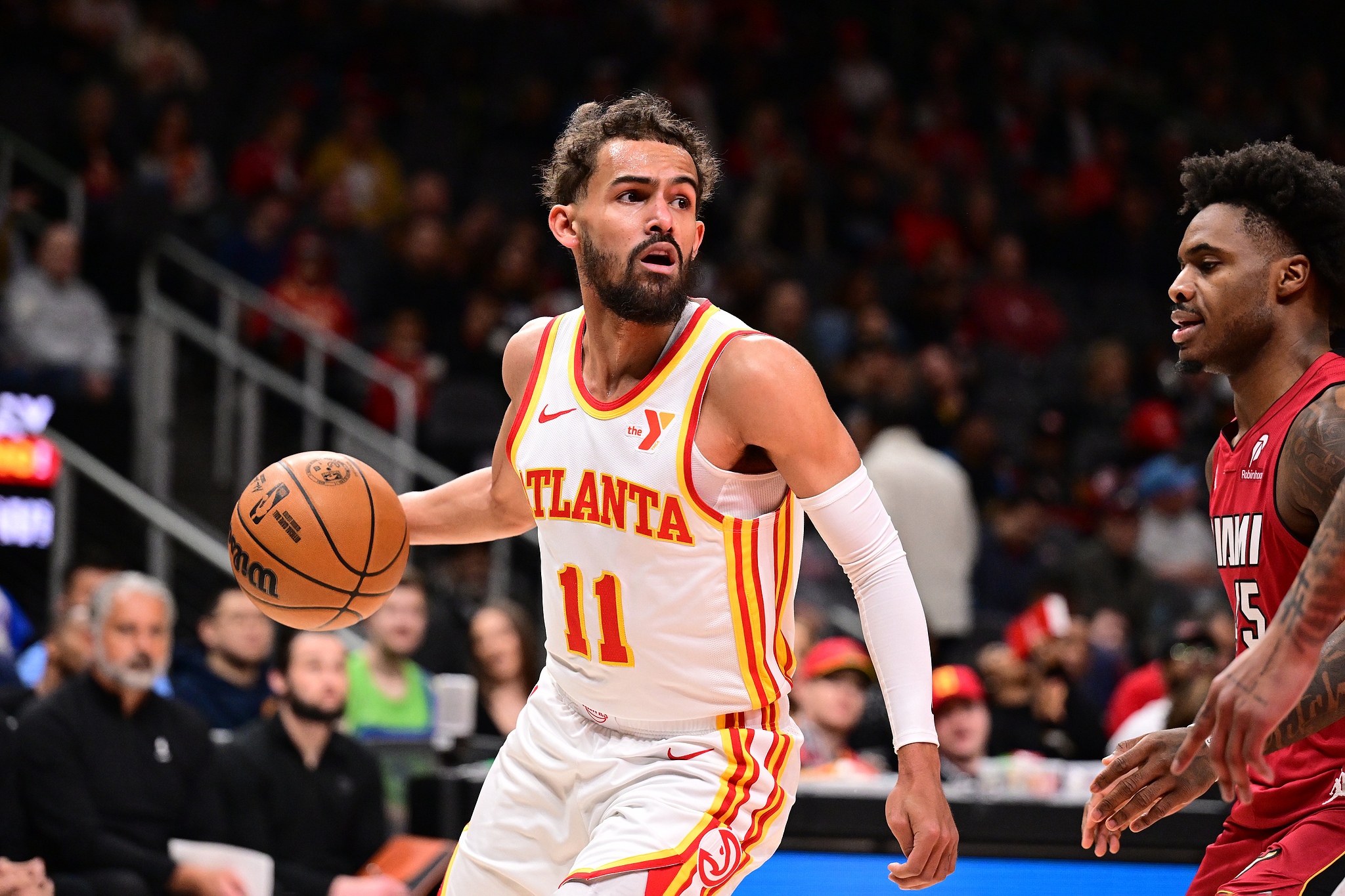 鹰击败雷霆，特雷-杨贡献27分