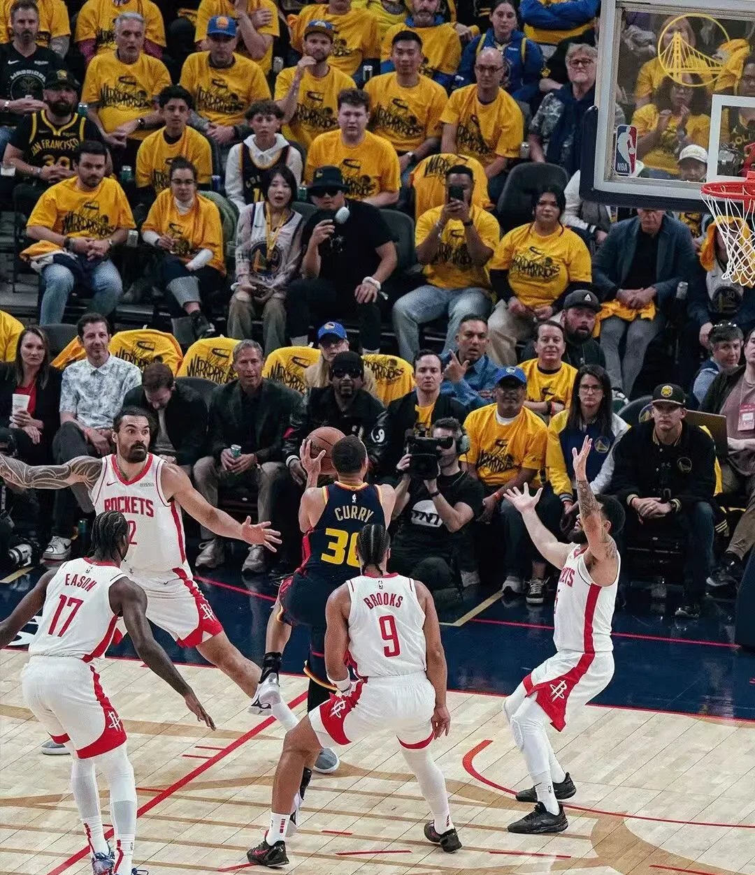 勇士击败火箭，保罗梅卡杜双双受伤。