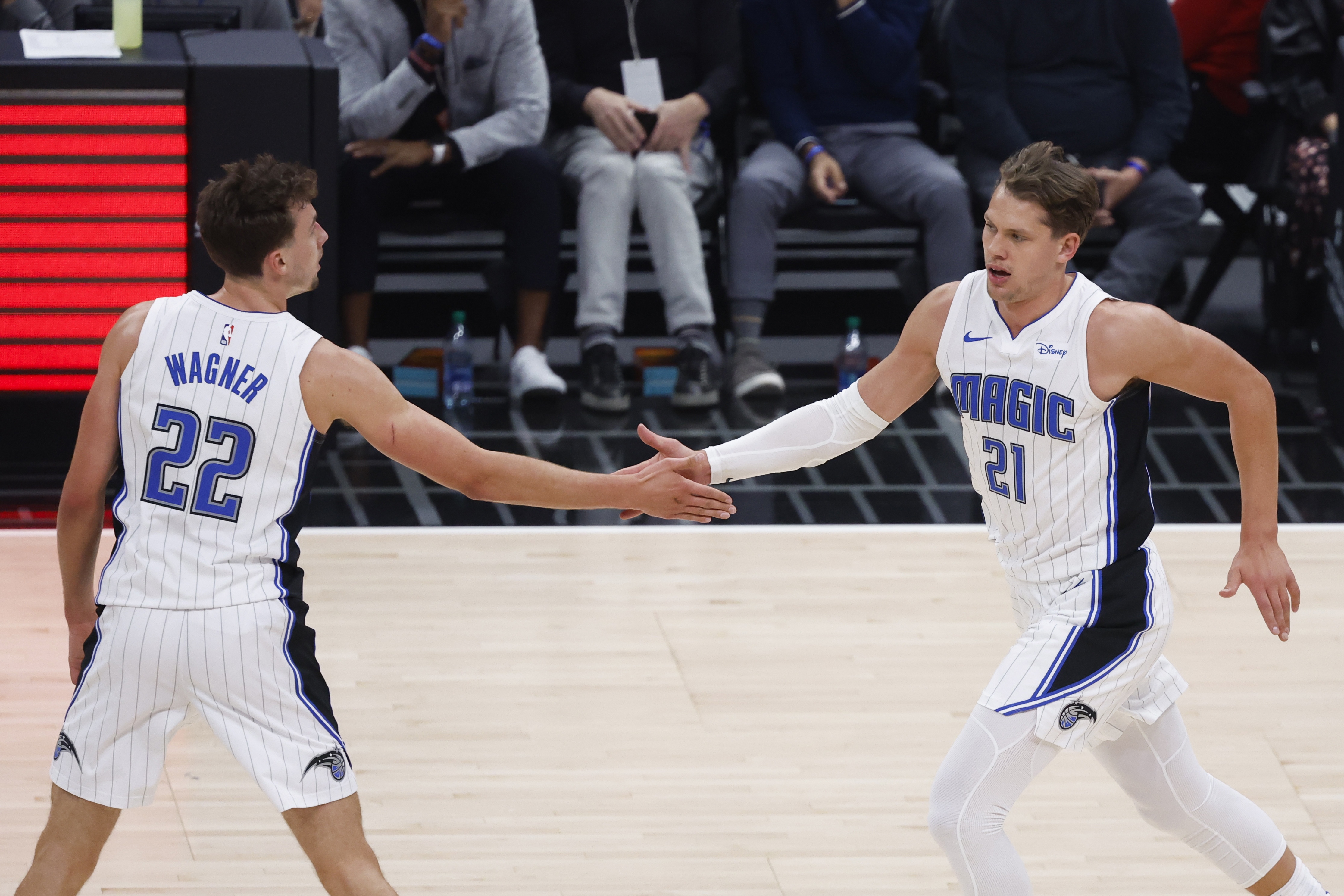 猛龙力克雄鹿，豪取十连胜